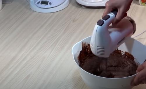 Чем залить торт сверху в домашних условиях. Украшаем и пропитываем бисквитный торт: простые рецепты 07