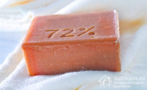 Чем отстирать желтые пятна под мышками на белой одежде. Удаление свежих пятен