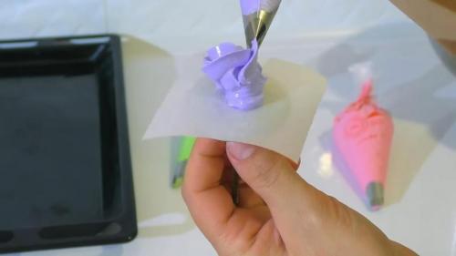 Простое украшение торта в домашних условиях. Украшение торта — пошаговый мастер-класс по оформлению торта в домашних условиях своими руками (130 фото идей) 38