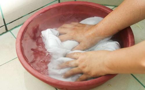 Отбелить белые рубашки в домашних условиях. Как быстро отбелить белую рубашку