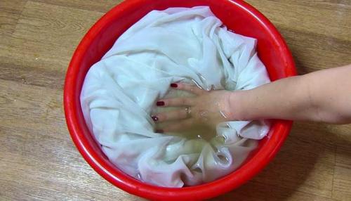 Как отбелить белую рубашку содой. Как отбелить вещи пищевой содой быстро и эффективно в домашних условиях