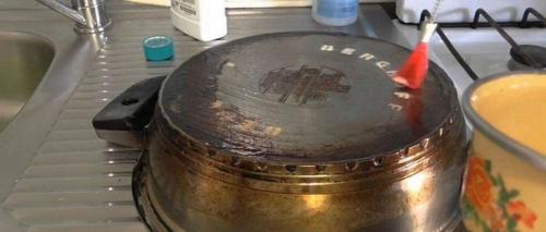 Чем очистить кастрюлю из нержавейки. Какую бытовую химию использовать для чистки посуды 02 Чем очистить кастрюлю из нержавейки. Какую бытовую химию использовать для чистки посуды 02