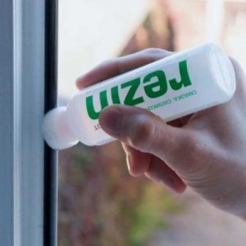 Чем отмыть пластиковые окна от желтизны и грязи. Чем отмыть пластиковые окна: желтые пятна, скотч, монтажную пену