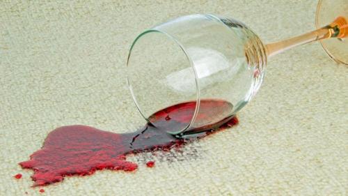 Как отстирать старое пятно от красного вина. Способы очистки свежих пятен