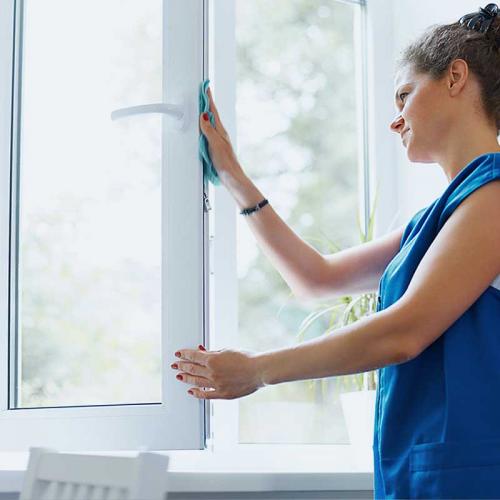 Чем отмыть пластиковые окна от желтизны и грязи. Чем отмыть пластиковые окна: желтые пятна, скотч, монтажную пену