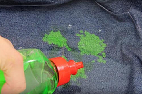 Чем отстирать акварельную краску с белой футболки. Как отстирать акварельные краски с одежды