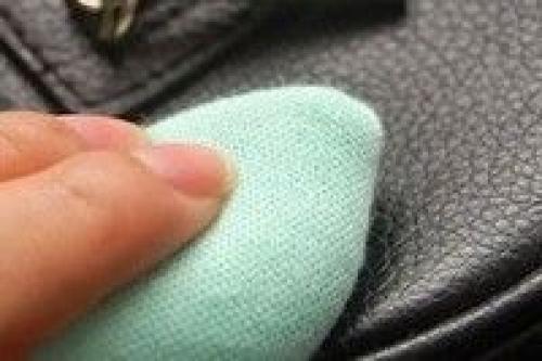 Как удалить чернила с кожи сумки. Как вывести чернила на кожаной сумке?