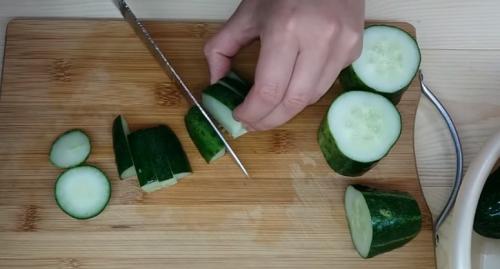 Что делать с большими огурцами рецепты на зиму. Переросшие огурцы на зиму, пальчики оближешь! (Что сделать из больших огурцов ?)