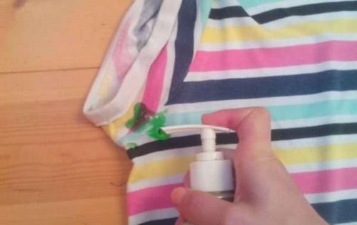 Чем вывести пятна от пота под мышками на цветных вещах. Как отстирать следы от пота и дезодоранта у подмышек на черной, белой и цветной одежде