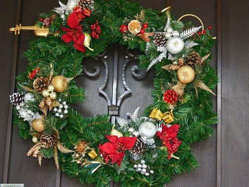Как украсить дверной проем к новому году. Чтобы праздник зашёл в ваш дом, украсьте входную дверь на Новый год – яркий ориентир для Деда Мороза