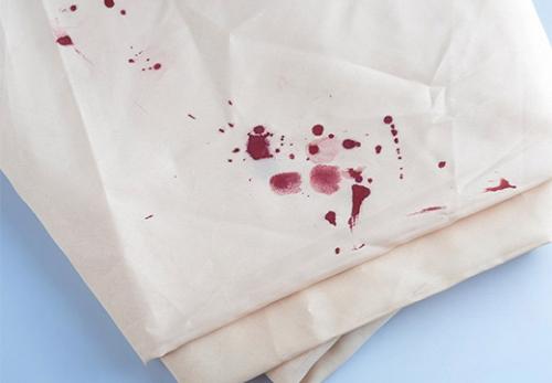 Чем отстирать старые пятна крови с постельного белья. Засохла кровь на одежде или мебели: как избавиться