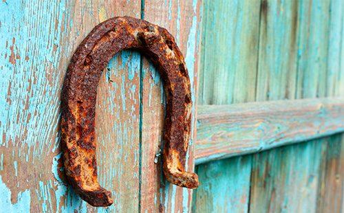 Как вешать подкову внутри дома. Как правильно вешать подкову над входной дверью