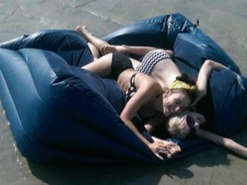 Как заклеить надувной матрас по шву на стыке. Как обнаружить дырку или прокол 02