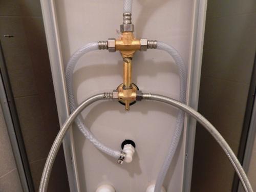 Что можно сделать из старой душевой кабины. Самодельные душевые кабины: просто и недорого