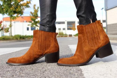 Как почистить замшевые сапоги. Отличные варианты чистки замшевых сапог в домашних условиях