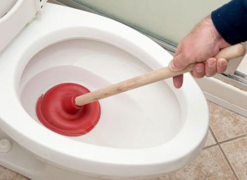 Засор в туалете, что делать. Механические методы устранения засоров 01