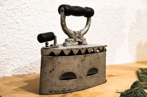 Как убрать пригар с утюга. Как удалить пригар с поверхности утюга в домашних условиях