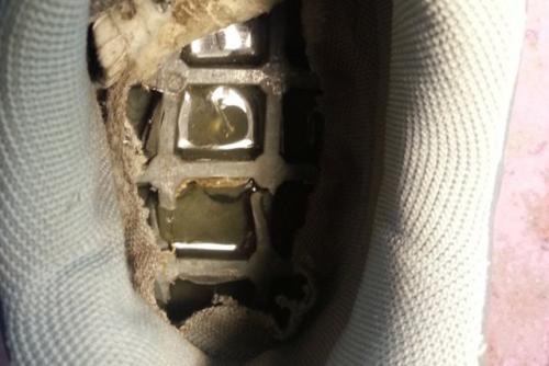 Чем залить подошву обуви внутри под пяткой. Способы заклеивания летней и зимней обуви