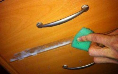 Чем удалить остатки скотча с мебели. Чем и как убрать следы от скотча на мебели