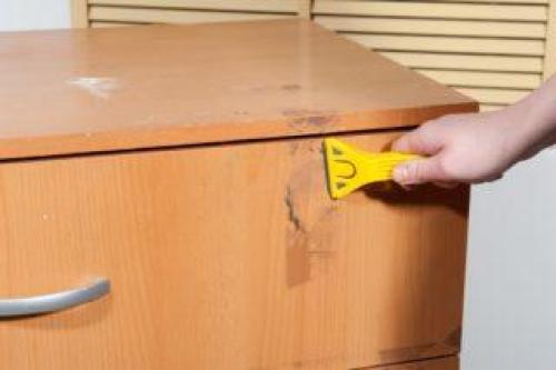 Чем удалить остатки скотча с мебели. Чем и как убрать следы от скотча на мебели