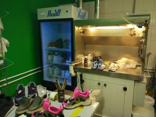 Химчистка обуви. Цех химчистки обуви на предприятии химчистки