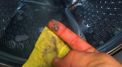 Как очистить стиральную машину от запаха и грязи в домашних условиях. Чем почистить стиральную машину от грязи: простые средства и покупные препараты