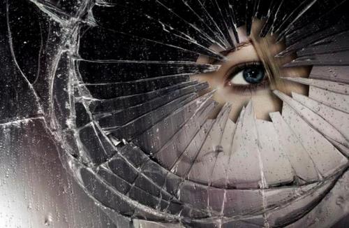 Треснуло зеркало к чему и что делать. Чем грозит треснувшее зеркало и что с ним делать
