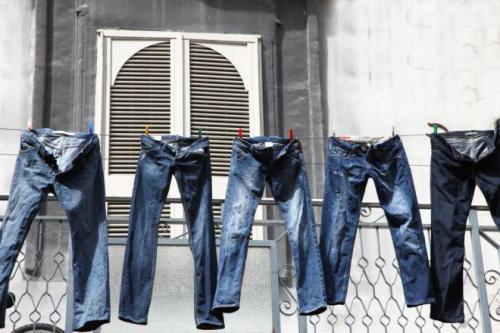 Как быстро высушить штаны без фена. 4 способа быстро высушить после стирки джинсы, если нет фена или утюжка
