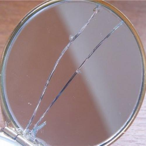 Если разбилось зеркало, что нужно делать. К чему разбить зеркало — хорошие и плохие приметы 07 Если разбилось зеркало, что нужно делать. К чему разбить зеркало — хорошие и плохие приметы 07