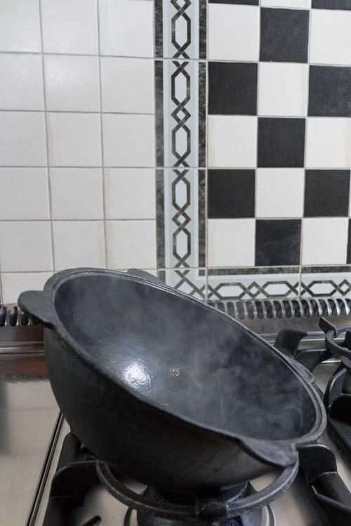 Как очистить казан от сажи снаружи. Как очистить казан – эффективные методы удаление нагара и 75 фото лучших способов очистки в домашних условиях