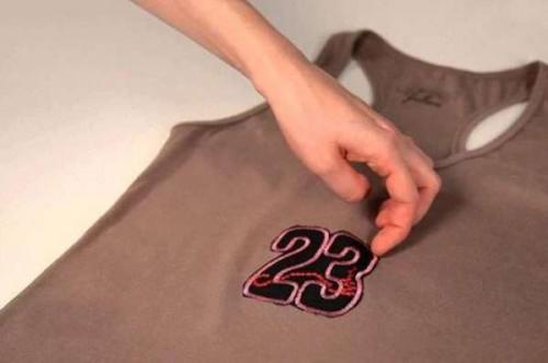 Как приклеить заплатку утюгом на штаны. Как правильно приклеить термонаклейку на одежду с помощью утюга