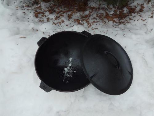 Чем отмыть сажу с казана. Очищаем от нагара и сажи чугунный казан