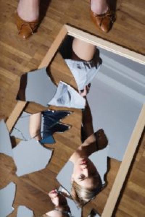 Что делать если разбилось зеркало в доме. К чему разбить зеркало — хорошие и плохие приметы