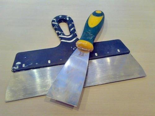 Чем замазать монтажную пену. От подготовки материалов до нанесения раствора