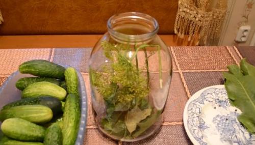 Как сделать соленые огурцы на зиму в банках самый простой способ. Хрустящие соленые огурцы холодным способом. Рецепт на 3 литровую банку