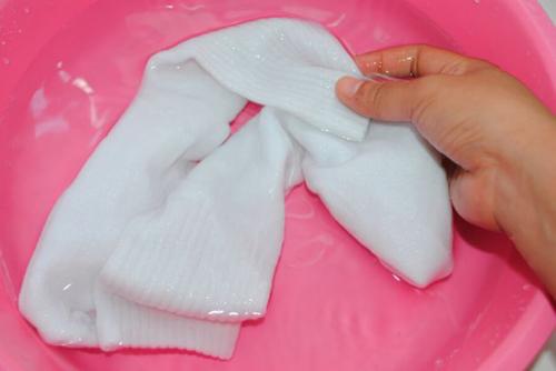 Как отбелить белые носки белизной. Как отстирать белые носки от грязи до белоснежности в домашних условиях