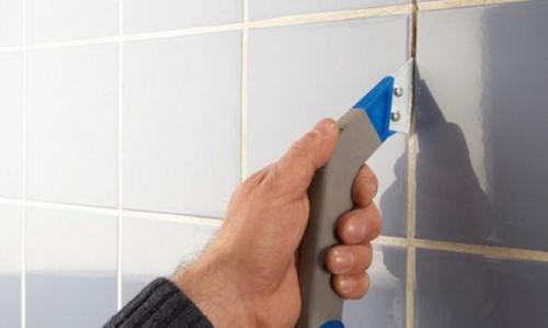 Как очистить швы между плиткой в ванной от старой затирки. Как удалить старую затирку из швов плитки – специальные и подручные средства