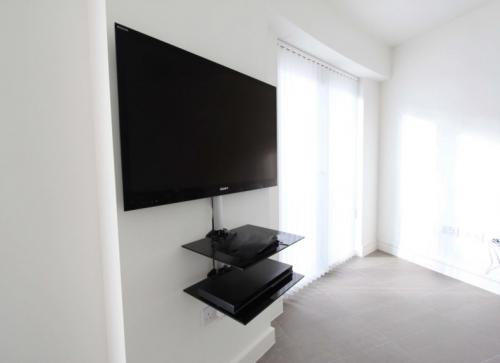 На какой высоте вешать телевизор на стену в спальне. Высота телевизора в спальне: подробная инструкция, как подобрать оптимальную высоту для ТВ и установки розеток