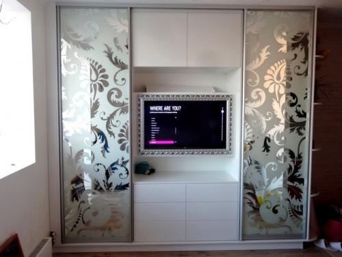 На какой высоте вешать телевизор на стену в спальне. Высота телевизора в спальне: подробная инструкция, как подобрать оптимальную высоту для ТВ и установки розеток