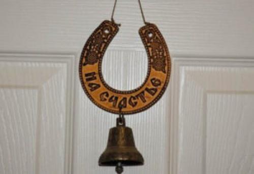 Как правильно вешать подкову рожками вверх или вниз. Подкова на счастье – рожками вверх (по фен-шуй)