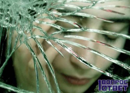 Что делать, если разбито зеркало, находящееся в вашем доме. К чему разбивается зеркало случайно на улице. Что делать если разбилось зеркало дома, на улице или на работе