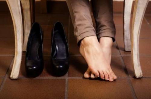 Как сделать, чтобы обувь не натирала пятку сзади. Как размягчить обувь, чтобы не натирала сзади мозоль, туфли не хочется выбрасывать?