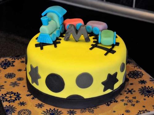 Украшение белого торта в домашних условиях. Украшение торта: ТОП-170 фото лучших идей украшения торта в домашних условиях + инструкция для начинающих с простыми схемами