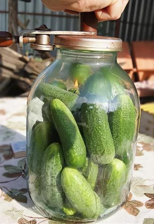 Хранение огурцов в свежем виде в банке со свечой. Как сохранить свежие огурцы на зиму в банке со свечкой? Лайфхак для хозяек