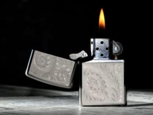 Как убрать жвачку с штанов быстро. Убрать жевачку со штанов заморозкой – легко!