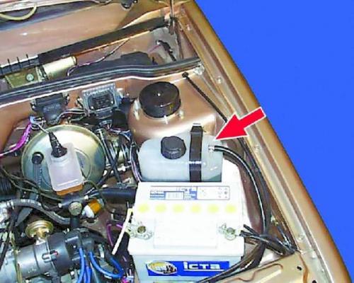 Лопнул расширительный бачок ваз 2110. Расположение расширительной ёмкости