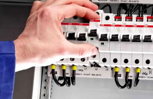 Выбивает автомат при включении стиральной машины в розетку причина. Проверьте проводку 03