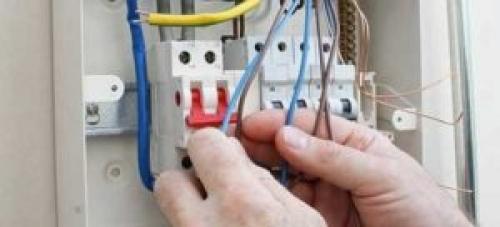 Выбивает автомат в щитке, как определить где коротит. Когда в щитке автомата постоянно выбивает рубильник, что с этим делать, как определить причину неисправности?