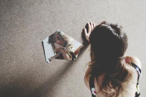 Можно ли использовать, какой-либо предмет для уборки осколков разбитого зеркала. Как выбросить зеркало?