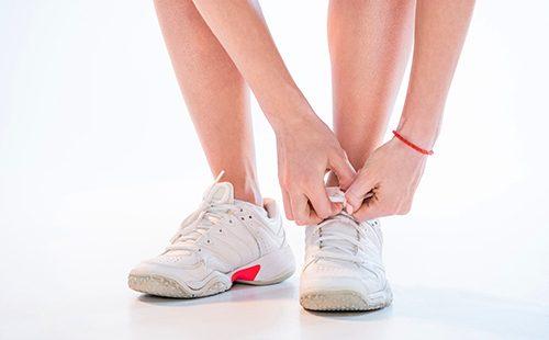 Как отстирать белые кроссовки в сетку. Как очистить белые кроссовки от въевшейся грязи и правила профилактического ухода